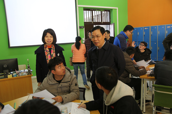 0305--校党委书记许琰一行深入中德教改(胡格)试验班检查教学工作并与师生亲切交谈.jpg